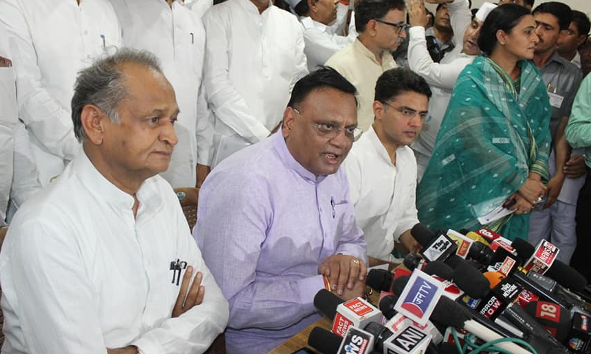 राजस्थान कांग्रेस ने किया अशोक गहलोत का बचाव, कहा - नेतृत्व में कोई परिवर्तन नहीं राजस्थान कांग्रेस ने किया अशोक गहलोत का बचाव, कहा - नेतृत्व में कोई परिवर्तन नहीं