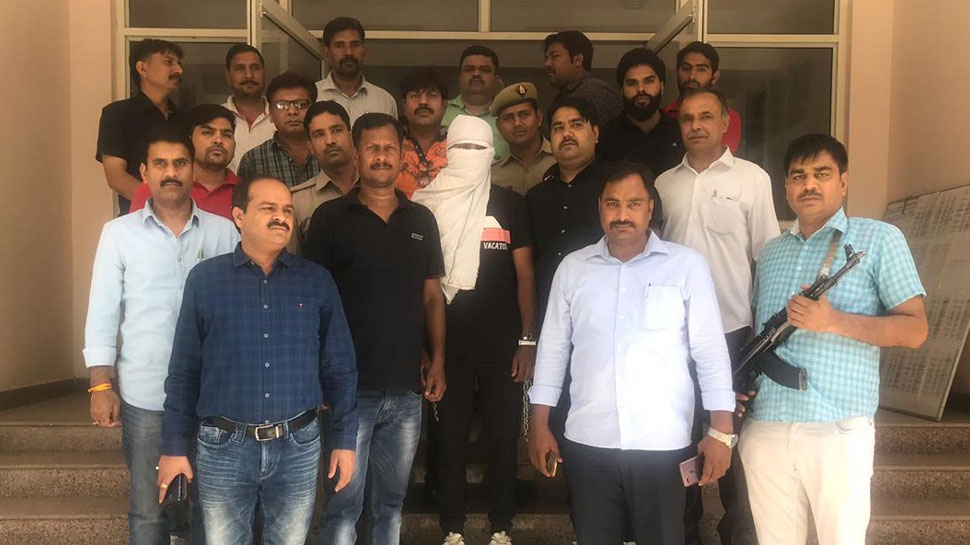 बुलंदशहर के 3 मासूमों का मुख्य हत्यारोपी दिल्ली से गिरफ्तार, पिस्टल भी बरामद बुलंदशहर के 3 मासूमों का मुख्य हत्यारोपी दिल्ली से गिरफ्तार, पिस्टल भी बरामद