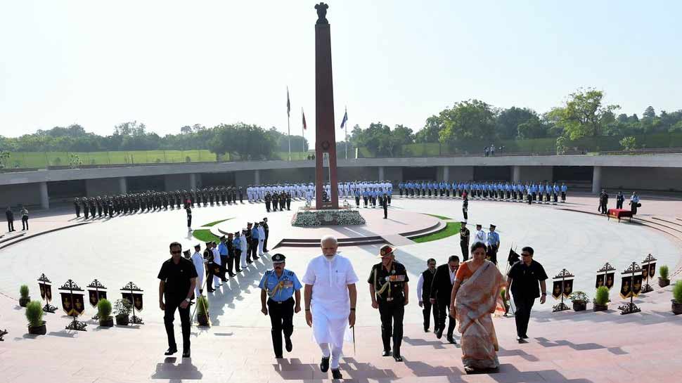शिवसेना ने सामना में लिखा, 'पीएम मोदी के हाथ में देश का नेतृत्व ईश्वरीय योजना...' शिवसेना ने सामना में लिखा, 'पीएम मोदी के हाथ में देश का नेतृत्व ईश्वरीय योजना...'