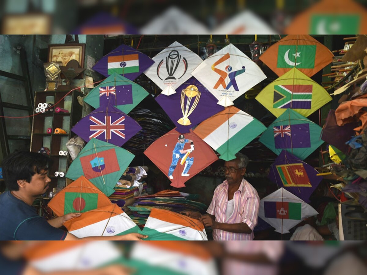आईसीसी वर्ल्ड कप 2019 में भाग लेने वाले देशों के झंडों वाली पतंग बेचता कोलकाता का एक दुकानदार.