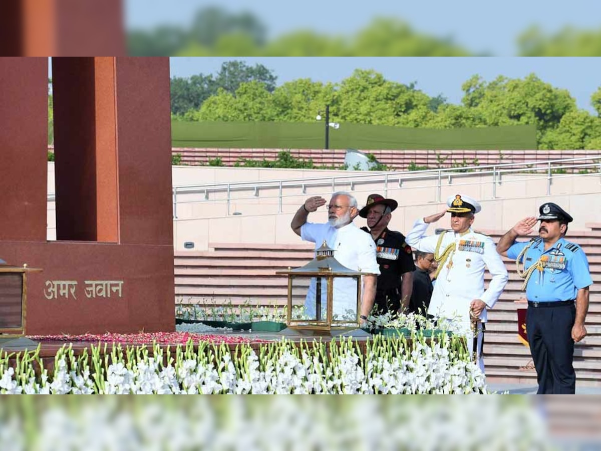 बापू और अटल को श्रद्धांजलि देने के बाद नरेंद्र मोदी ने राष्ट्रीय समर स्मारक पहुंच कर शहीदों को नमन किया. (फोटो-@narendramodi)