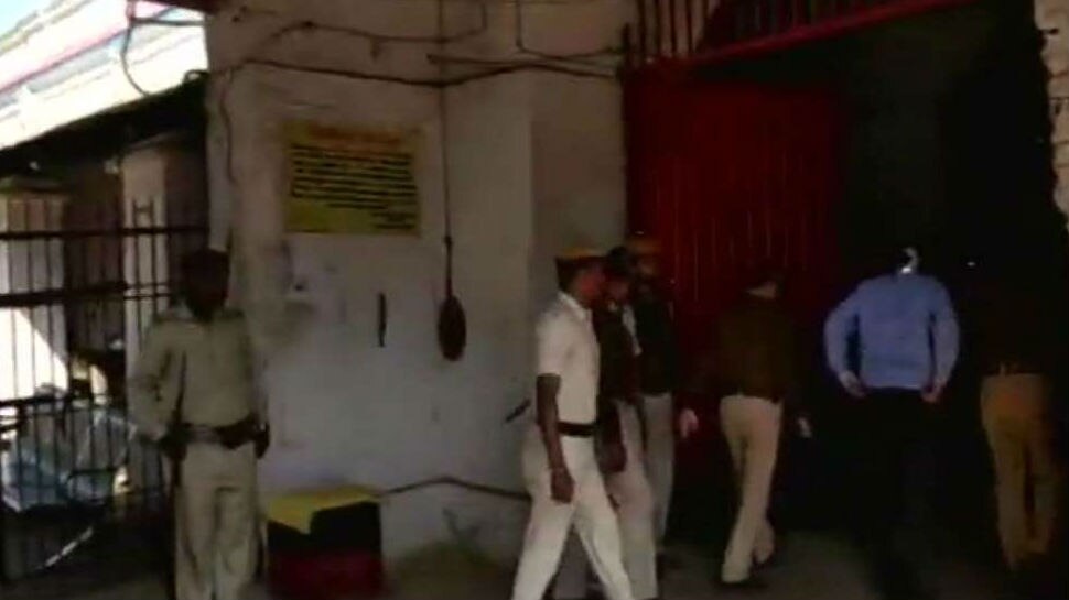 नवादा: जेल में बंद कैदी का सेल्फी वायरल होने के बाद छापेमारी