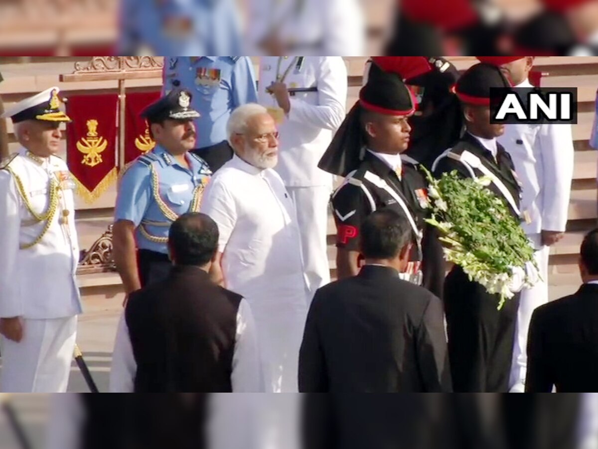प्रधानमंत्री नरेंद्र मोदी ने शपथ ग्रहण से पहले राजघाट जाकर बापू को याद किया. तस्वीर साभार: ANI