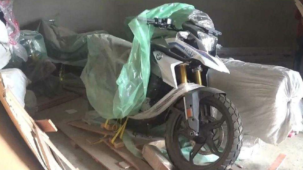 रक्सौल: प्रतिबंधित मटर की छापेमारी करने गई पुलिस को मिला 40 BMW बाइक, उड़े होश