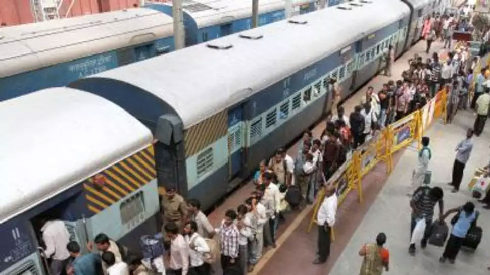 ट्रेन में पहले करते थे दोस्ती, फिर देते थे रिजर्व बर्थ और उसके बाद... ट्रेन में पहले करते थे दोस्ती, फिर देते थे रिजर्व बर्थ और उसके बाद...