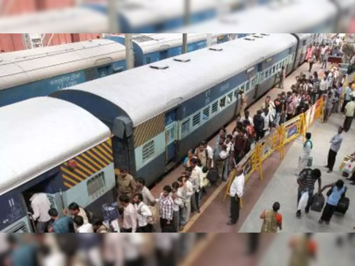 कल्याण रेलवे पुलिस ने यहां जारी एक विज्ञप्ति में बताया कि आरोपी इन यात्रियों से मित्रवत व्यवहार करते थे