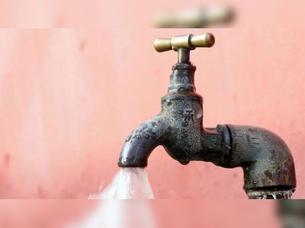 राजौरा गांव के दर्जनों महिला और पुरुष समाहरणालय पहुंच कर डीएम को आवेदन सौंपा है.