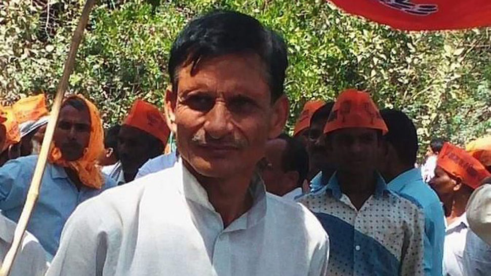 सुरेन्द्र सिंह अमेठी से सांसद स्मृति ईरानी के बहुत करीबी माने जाते थे सुरेन्द्र सिंह अमेठी से सांसद स्मृति ईरानी के बहुत करीबी माने जाते थे