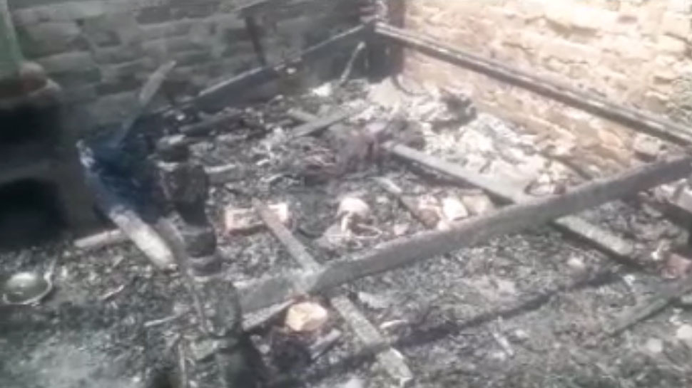पूर्णियाः दबंगों ने लूटपाट के बाद घर को लगाई आग, लाखों का सामन जलकर खाक पूर्णियाः दबंगों ने लूटपाट के बाद घर को लगाई आग, लाखों का सामन जलकर खाक