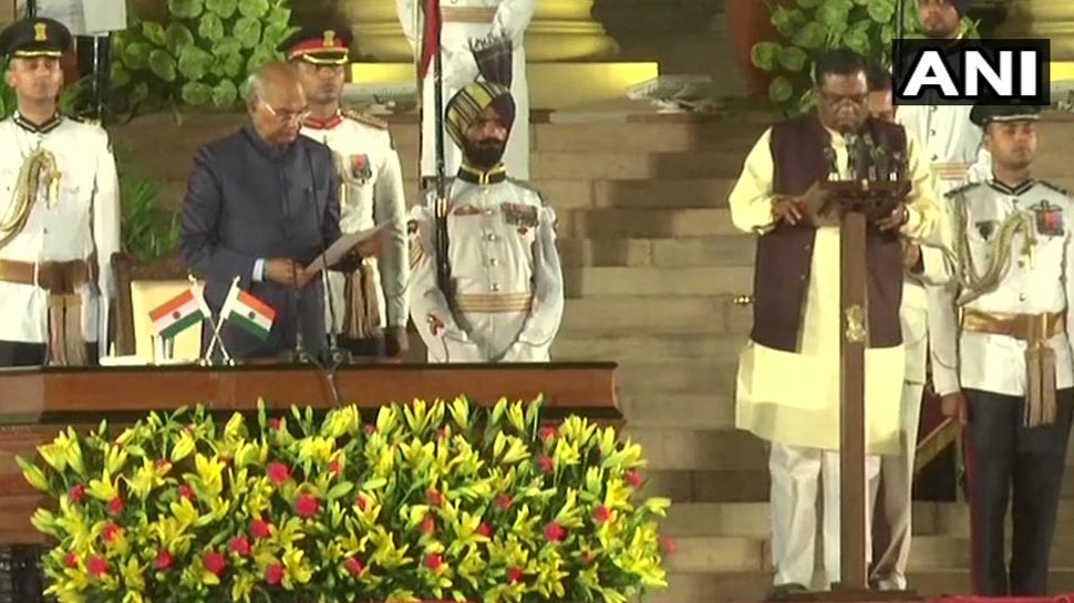 राष्ट्रपति रामनाथ कोविंद ने सही शपथ न लेने पर मंत्री फग्गन सिंह कुलस्ते को टोका, 'मैं..भी बोलना है' राष्ट्रपति रामनाथ कोविंद ने सही शपथ न लेने पर मंत्री फग्गन सिंह कुलस्ते को टोका, 'मैं..भी बोलना है'