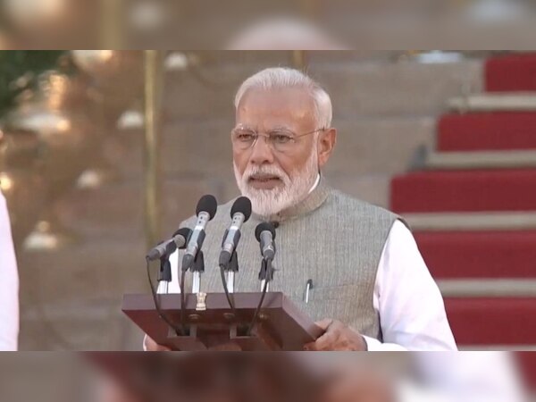 करीब दो घंटे चले शपथ ग्रहण समारोह में 24 कैबिनेट मंत्रियों ने शपथ ली...