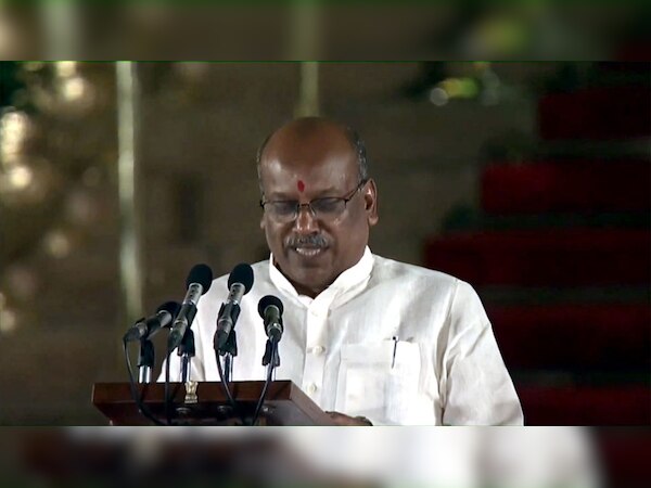 संजय धोत्रे (फोटो साभार - IANS )