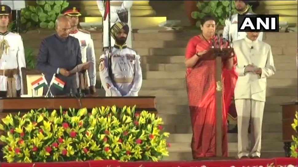 मोदी कैबिनेट में शामिल हुईं स्मृति ईरानी, नए मंत्रिमंडल की सबसे युवा मंत्री मोदी कैबिनेट में शामिल हुईं स्मृति ईरानी, नए मंत्रिमंडल की सबसे युवा मंत्री