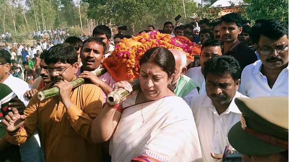 अमेठी की सांसद स्मृति ईरानी के करीबी सहयोगी सुरेंद्र सिंह की हत्या के मामले में पुलिस ने मुख्य आरोपी को गिरफ्तार कर लिया है. अमेठी की सांसद स्मृति ईरानी के करीबी सहयोगी सुरेंद्र सिंह की हत्या के मामले में पुलिस ने मुख्य आरोपी को गिरफ्तार कर लिया है.