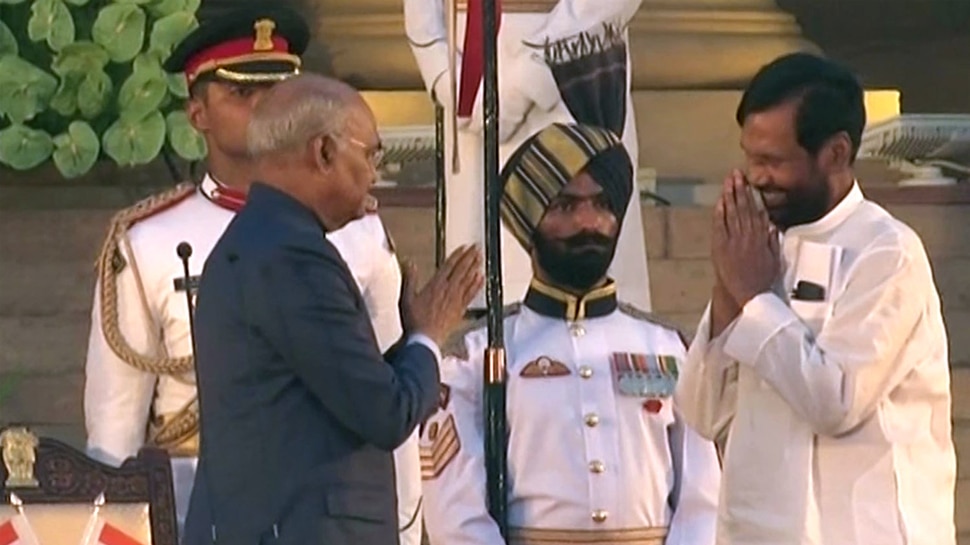 मंत्री पद की शपथ लेने के बाद रामविलास पासवान गदगद, PM मोदी की दी बधाई