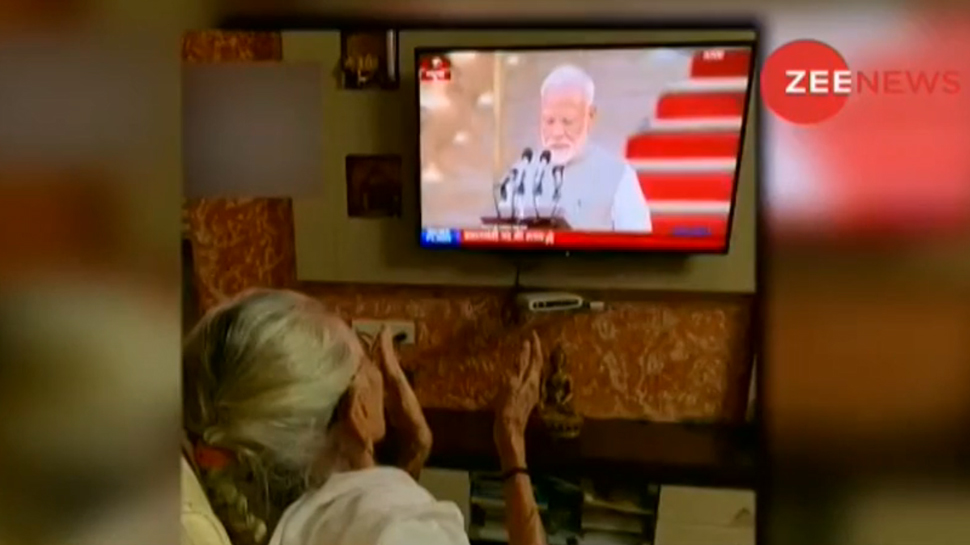 VIDEO: बेटे नरेंद्र मोदी को शपथ लेते देख कर खुश हुईं मां हीराबेन, टीवी देख बजाने लगीं ताली VIDEO: बेटे नरेंद्र मोदी को शपथ लेते देख कर खुश हुईं मां हीराबेन, टीवी देख बजाने लगीं ताली