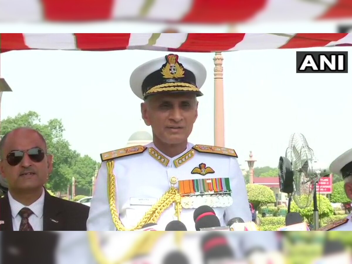 नए नौसेना प्रमुख का पूरे सम्मान के साथ स्वागत हुआ और उनको पदभार सौंपा गया. फोटो सौजन्य: ANI