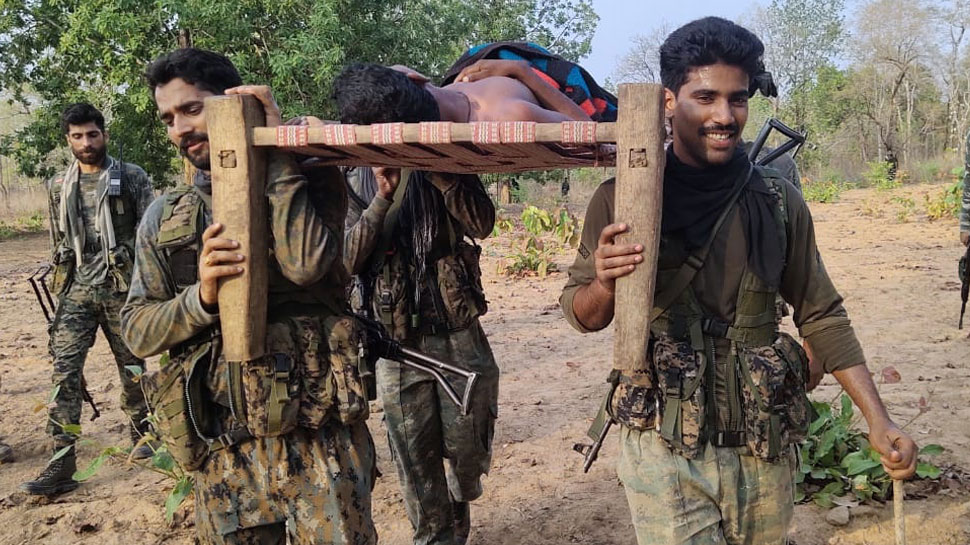 जख्मी युवक को कंधों में लेकर 5 किमी पैदल चले CRPF के जवान, अस्पताल पहुंचा बचाई जान