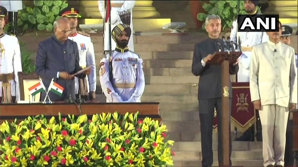 एस जयशंकर के पद संभालते ही चीन के विदेश मंत्री ने दी बधाई, कहा- मिलकर काम करेंगे एस जयशंकर के पद संभालते ही चीन के विदेश मंत्री ने दी बधाई, कहा- मिलकर काम करेंगे