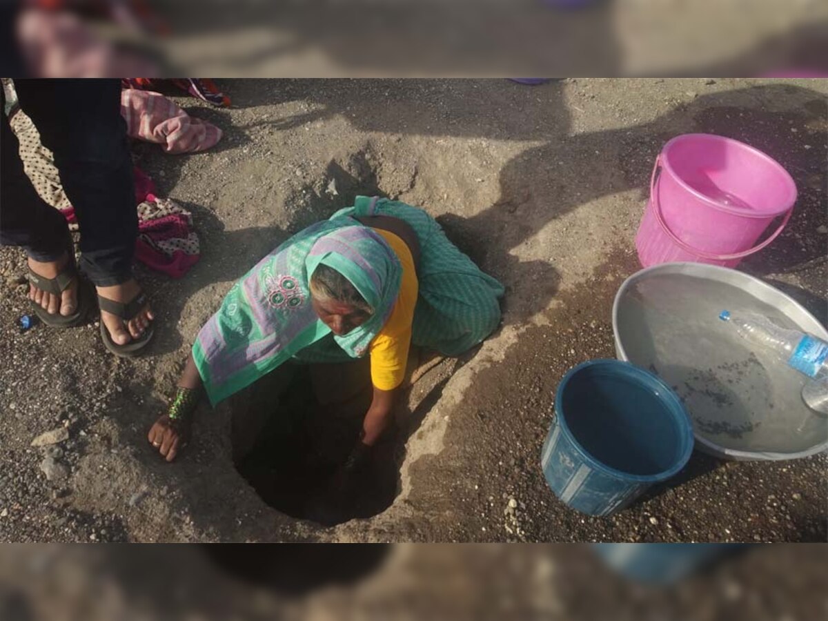 महाराष्‍ट्र: सूख गई गोदावरी, अब गड्ढों से पानी निकालकर श्रद्धालुओं को बेचा जा रहा है