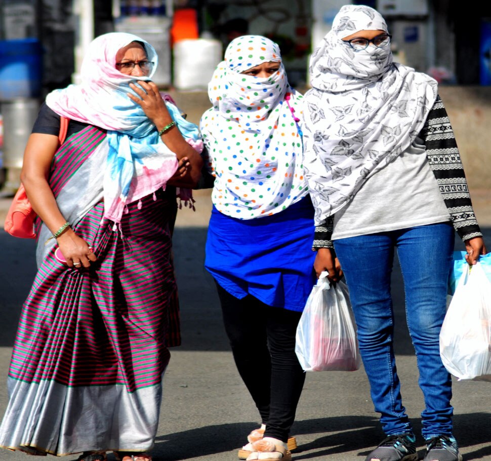स्कार्फ है जरूरी Scarves are essential
