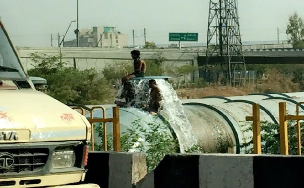 पानी के पाइप ही बैठ गए The water pipe sat