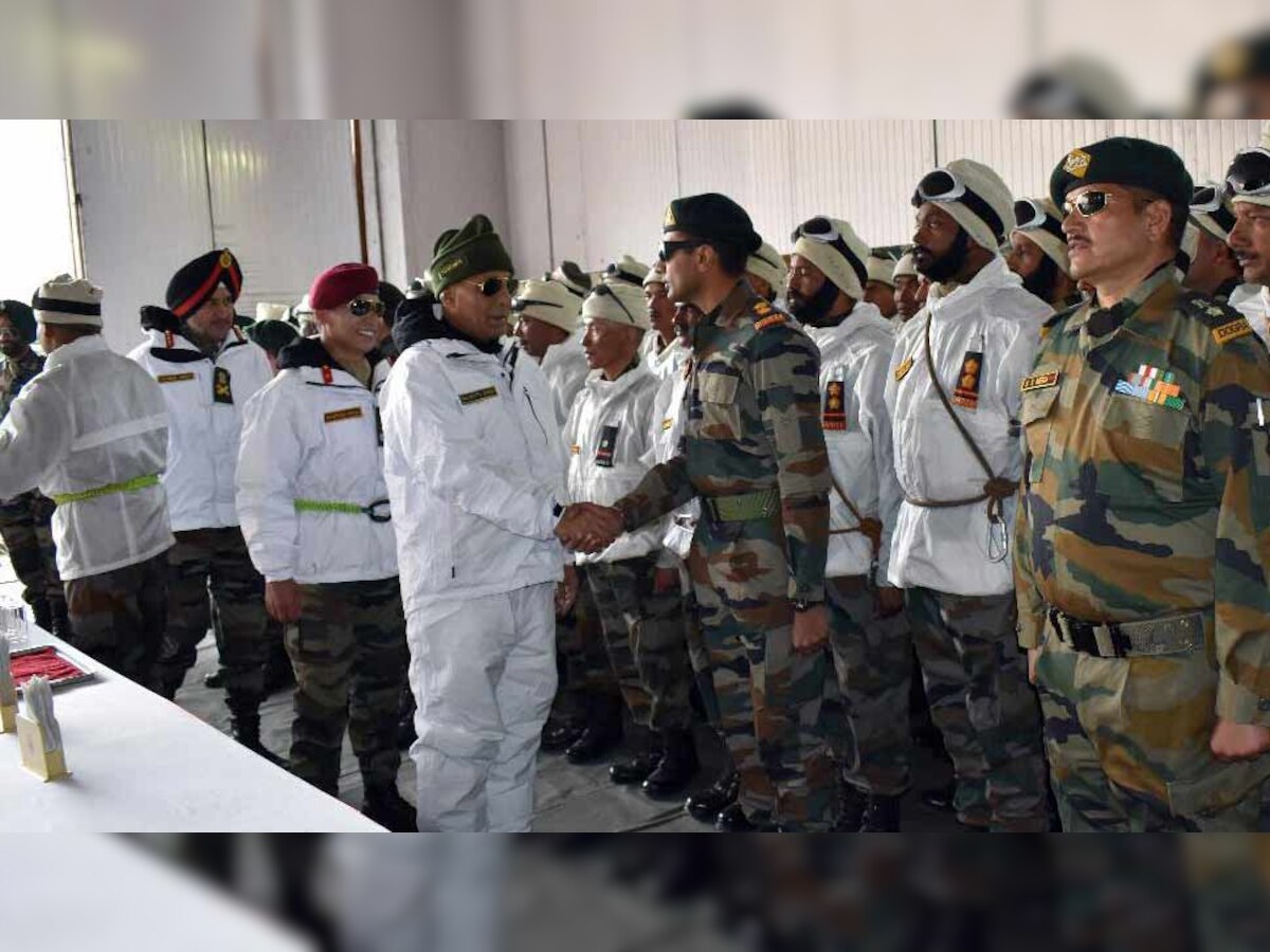 रक्षा मंत्री के तौर पर दिल्ली के बाहर अपने पहले दौरे में सिंह ने क्षेत्र के शीर्ष फील्ड कमांडरों के साथ सियाचिन में सुरक्षा तैयारियों का जायजा भी लिया.