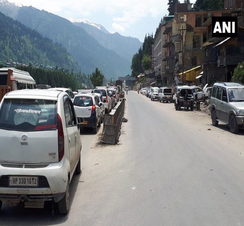 लेह-मनाली वाले रास्ते पर लगा जाम Jammed on Leh-Manali road