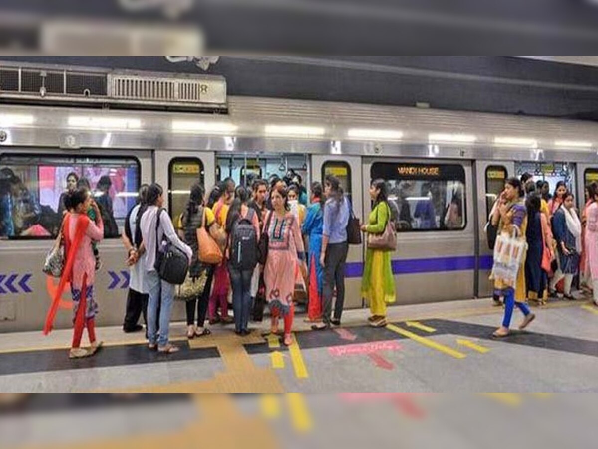 दिल्‍ली सरकार ने दिल्‍ली मेट्रो में महिलाओं को मुफ्त यात्रा कराने की घोषणा की है. (फाइल फोटो)