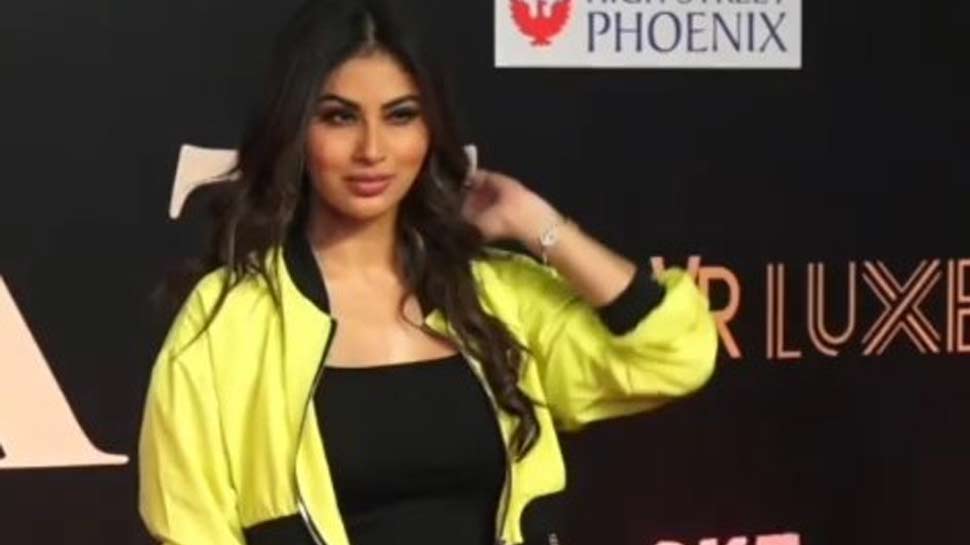 ट्रोलर्स ने मौनी के लुक पर कमेंट करने शुरू कर दिए Mouni Roy gets trolled for looking like plastic