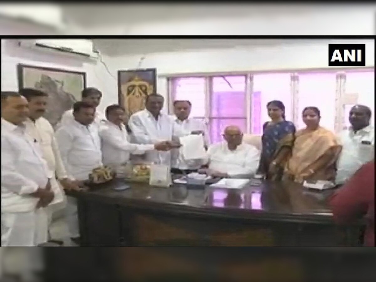 कांग्रेस के 12 विधायकों ने तेलंगाना विधानसभा अध्यक्ष पोखराम श्रीनिवास रेड्डी से मुलाकात की.(फोटो साभार - ANI)