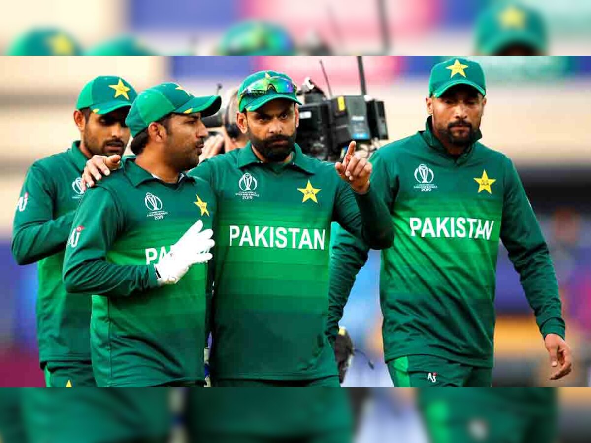 पाकिस्तानी कप्तान सरफराज खान (बाएं) साथी खिलाड़ियों को समझाते हुए. (फोटो: Reuters) 