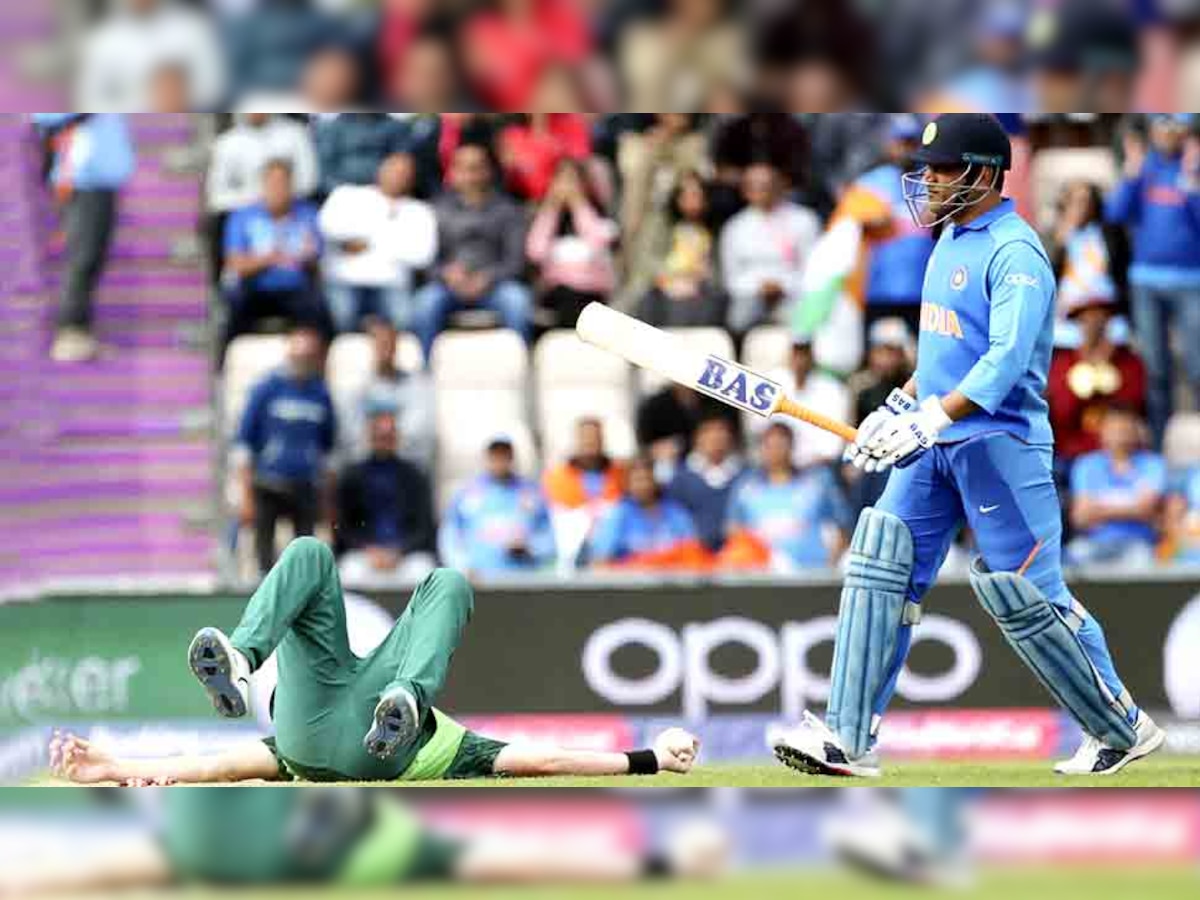 दक्षिण अफ्रीका के क्रिस मॉरिस (बाएं) भारत के खिलाफ मुकाबले के दौरान एक समय मैदान पर यूं नजर आए. (फोटो: PTI) 