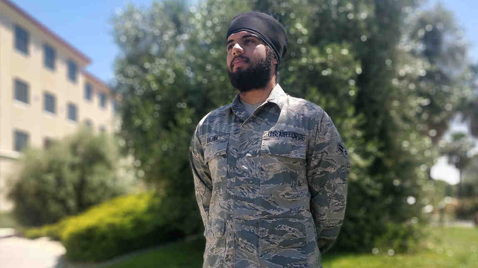 US Airforce में दाढ़ी और पगड़ी के साथ ऑन ड्यूटी रहने वाले पहले एयरमैन बने हरप्रीतिंदर सिंह बाजवा US Airforce में दाढ़ी और पगड़ी के साथ ऑन ड्यूटी रहने वाले पहले एयरमैन बने हरप्रीतिंदर सिंह बाजवा