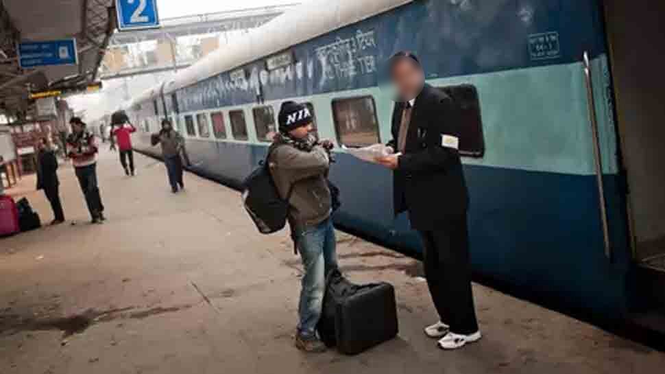 मऊ में टीटीई बनकर रेल टिकट चेक करता था SBI कर्मचारी, यात्रियों ने पीटकर पुलिस को सौंपा
