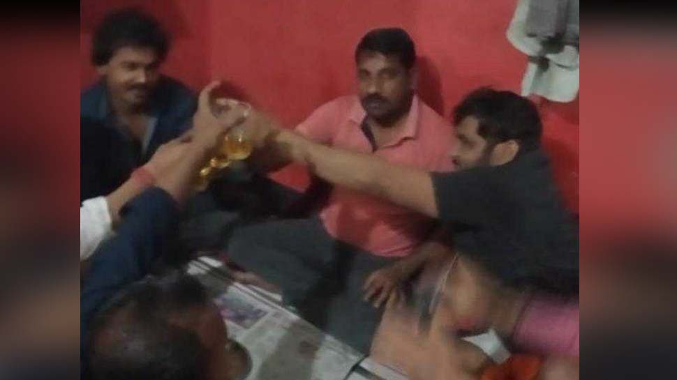 नैनी जेल में कैदियों की शराब पार्टी पर 2 निलंबित, दूसरी जेलों में शिफ्ट किए जाएंगे शातिर अपराधी नैनी जेल में कैदियों की शराब पार्टी पर 2 निलंबित, दूसरी जेलों में शिफ्ट किए जाएंगे शातिर अपराधी