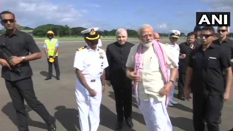 नेवी के हेलीकॉप्टर से पहुंचे मंदिर arrived Temple from navy helicopter