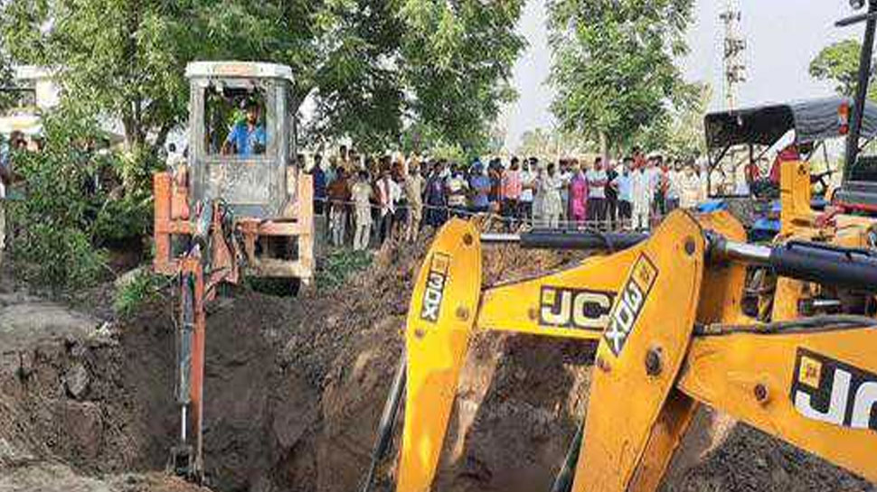 पंजाबः 48 घंटे से जारी है बोरवेल में फंसे दो वर्षीय बच्चे को निकालने का अभियान पंजाबः 48 घंटे से जारी है बोरवेल में फंसे दो वर्षीय बच्चे को निकालने का अभियान