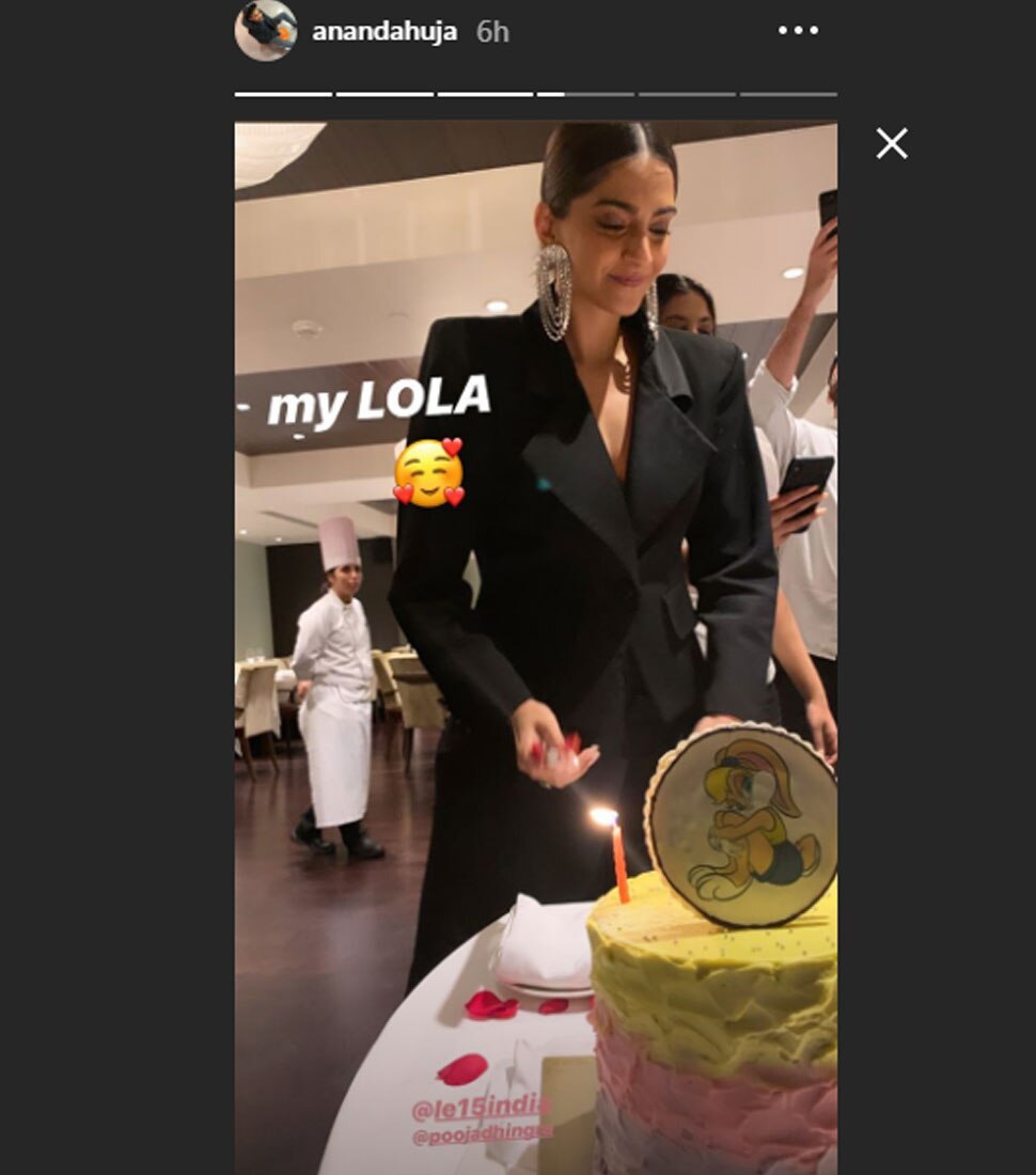 सोनम ने काटा केक Sonam Kapoor