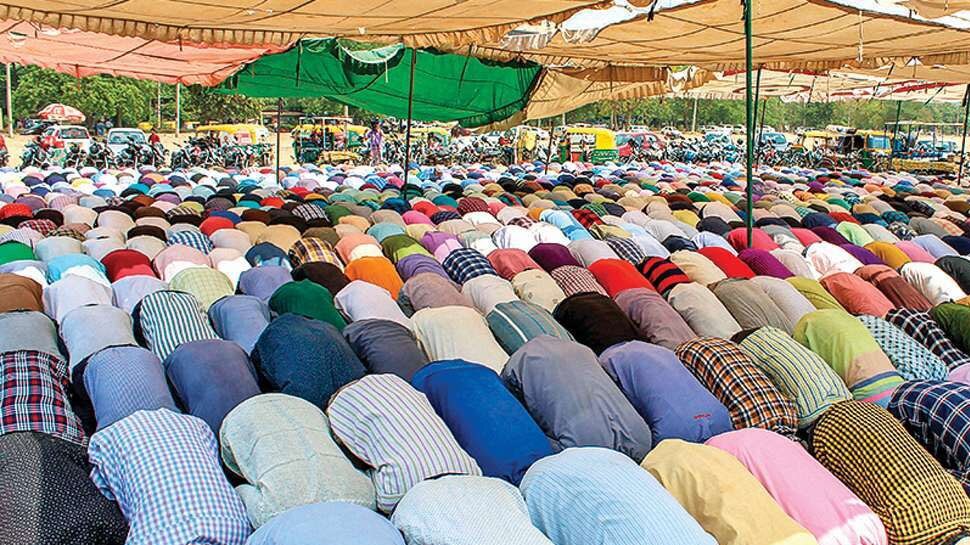 बरेली में सड़क पर नमाज पढ़ने को लेकर हंगामा, इमाम समेत 100 अज्ञात लोगों के खिलाफ FIR