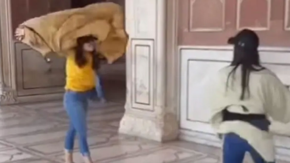 दो विदेशी लड़कियों के कारण जामा मस्जिद में हुआ कुछ ऐसा, जिसकी चर्चा हर जगह हो रही है दो विदेशी लड़कियों के कारण जामा मस्जिद में हुआ कुछ ऐसा, जिसकी चर्चा हर जगह हो रही है