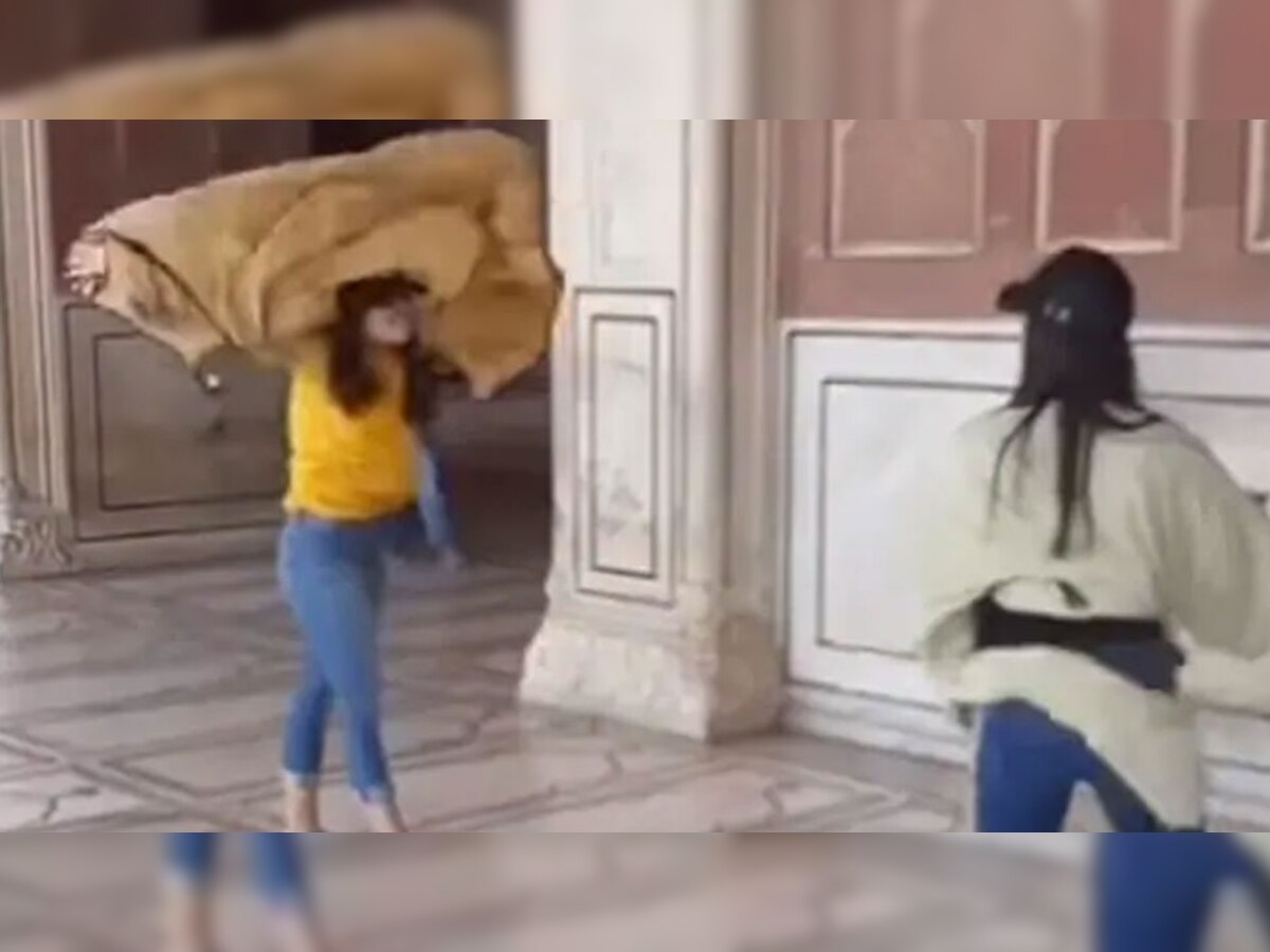 दो विदेशी लड़कियों के कारण जामा मस्जिद में हुआ कुछ ऐसा, जिसकी चर्चा हर जगह हो रही है