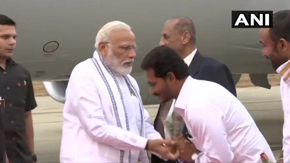 VIDEO: आंध्र के सीएम जगन रेड्डी का दिल को छूने वाला अंदाज, PM मोदी ने रोका फि‍र भी छुए पैर