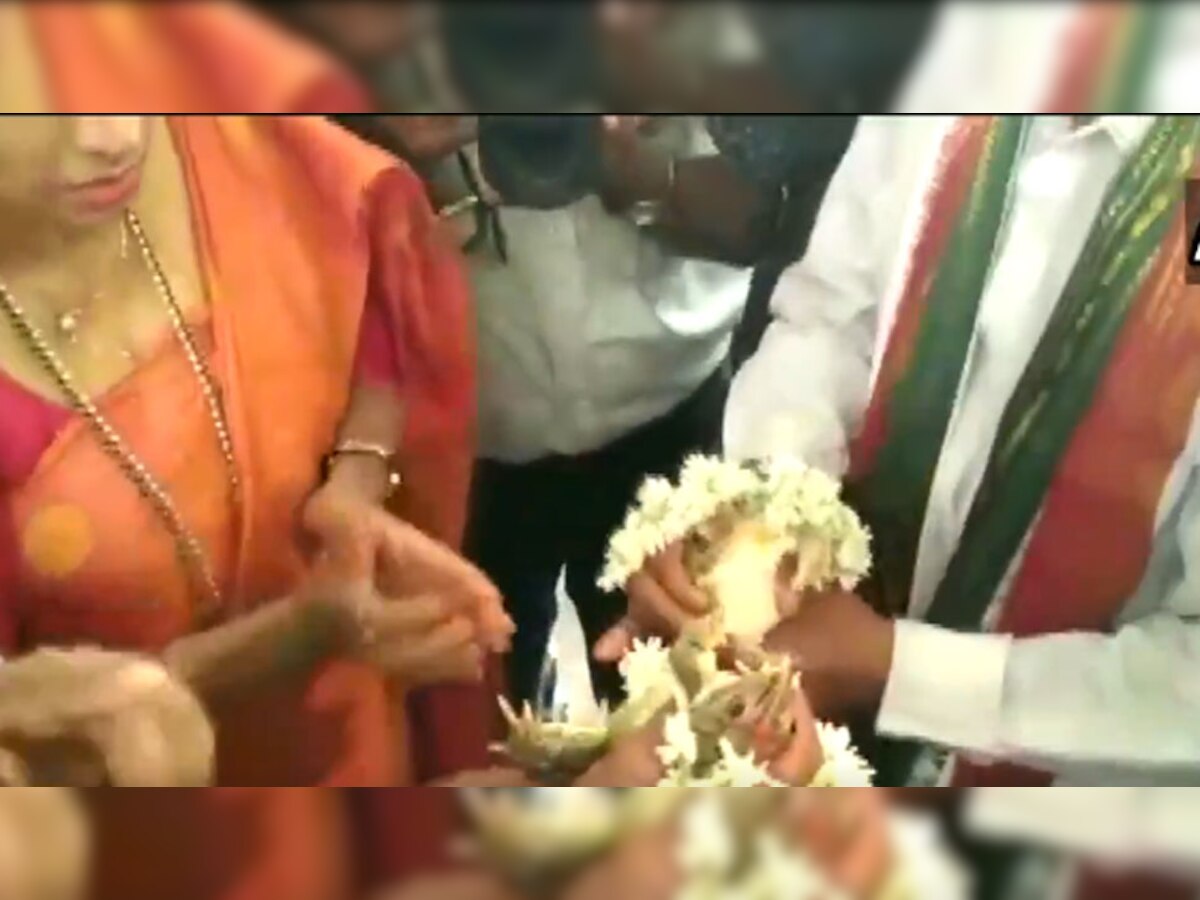 VIDEO: बारिश के लिए दूल्हा-दुल्हन की तरह सजे 'मेढ़कों' की कराई गई शादी, दी गई दावत