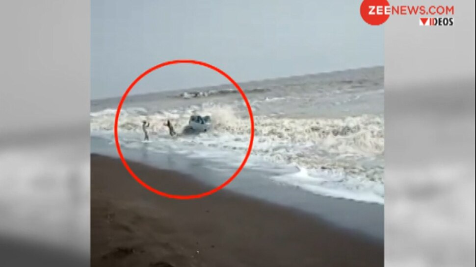 VIDEO: जब समुद्र की लहरों में लहराने लगी कार, देखें कैसे ट्रैक्टर से खींचकर निकाली गई बाहर