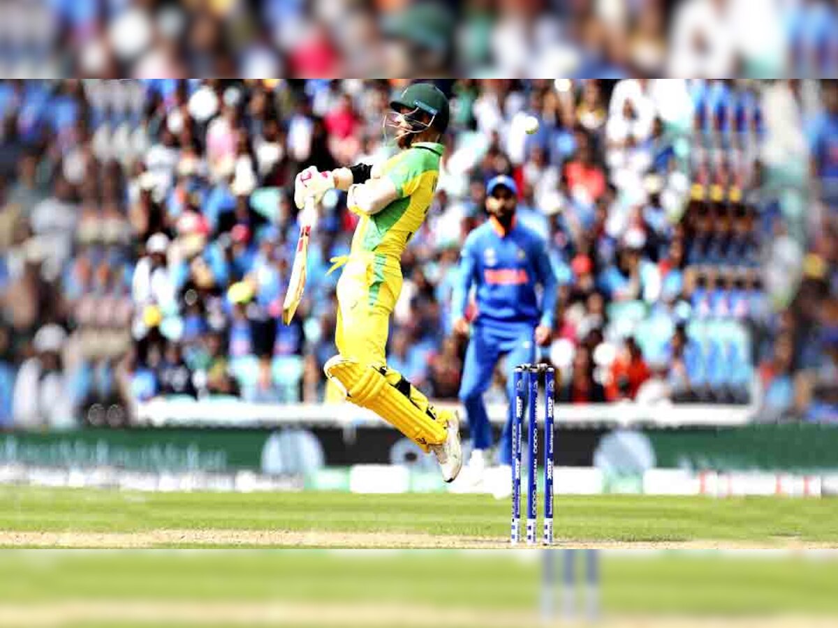 ऑस्ट्रेलिया के डेविड वॉर्नर रविवार को भारत के खिलाफ बाउंसर पर यूं उछलते नजर आए. (फोटो: PTI) 