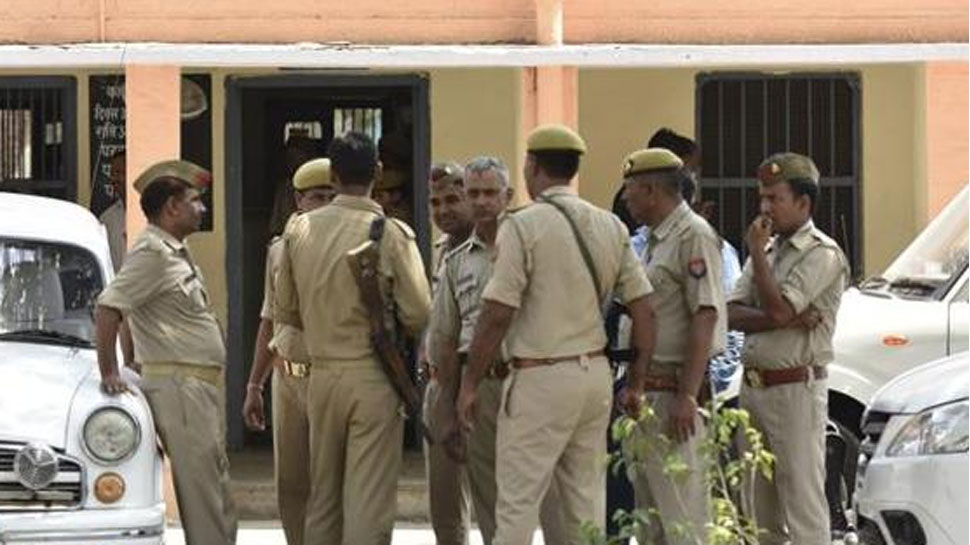 वाहन चालकों को महिला के झांसे में फंसाकर उगाही करते थे नोएडा के पुलिसवाले, ऐसे खुला खेल, हुए गिरफ्तार वाहन चालकों को महिला के झांसे में फंसाकर उगाही करते थे नोएडा के पुलिसवाले, ऐसे खुला खेल, हुए गिरफ्तार
