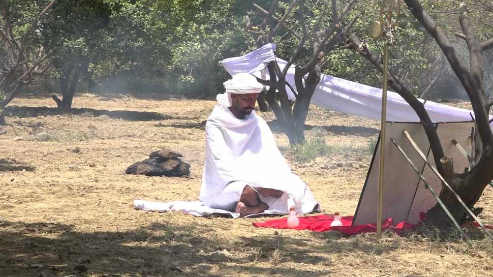 भीषण गर्मी के बीच AAP नेता ने क्यों लगाई धूनी, जानिए क्या है मामला