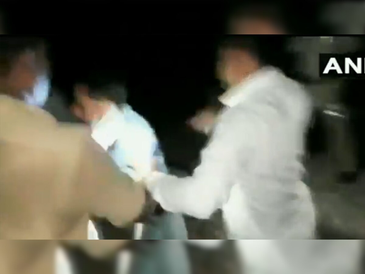 शामली: पुलिस ने की पत्रकार की पिटाई, DGP ने किया SHO-कॉन्स्टेबल को सस्पेंड, देखें VIDEO