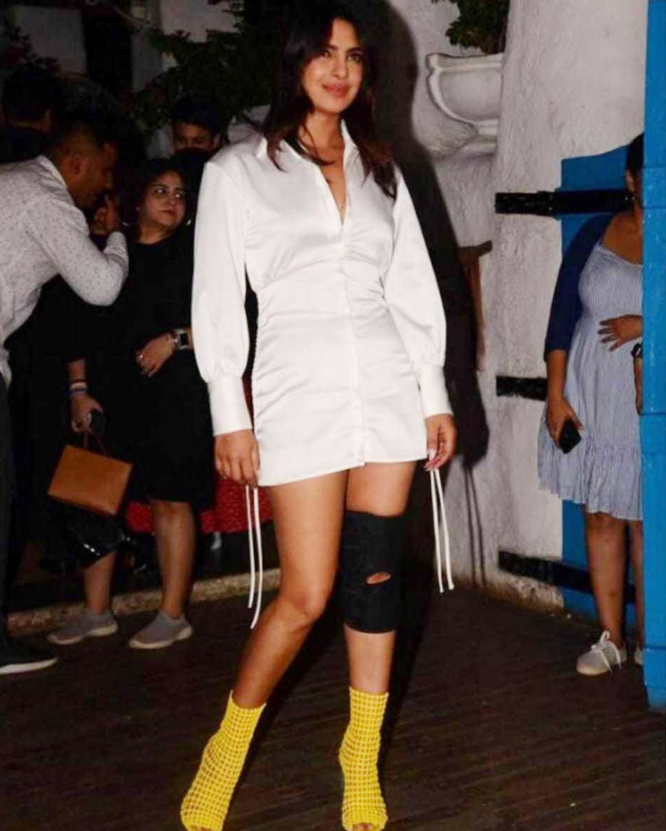 प्रियंका के घुटने में ब्लैक बैंडेज नजर आ रहा है Priyanka Chopra is the latest fashionista in town